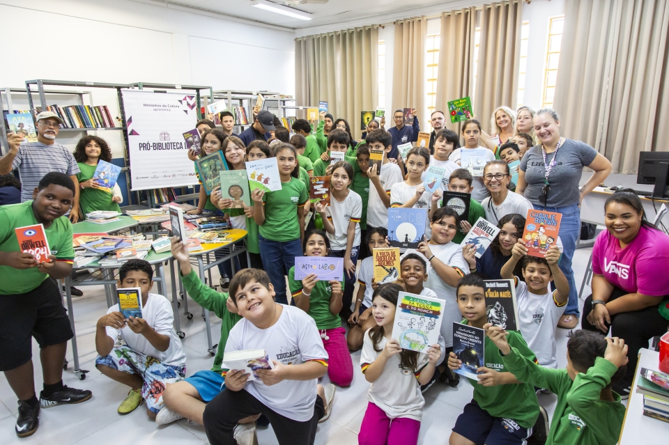 Projeto social amplia bibliotecas de escolas em Porto Alegre e contribui para a forma��o de crian�as e adolescentes leitores