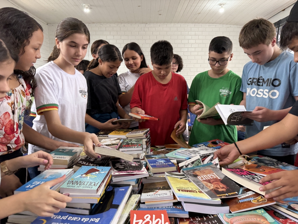 Biblioteca reconstru�da ap�s enchente devolve �s crian�as o acesso � leitura em escola de Novo Hamburgo